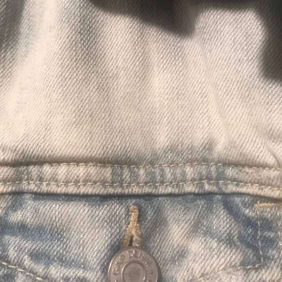 GAP Light Wash Jean Jacket - Picture 2 of 3